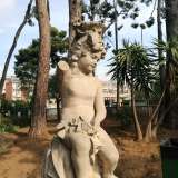 Qui � presente anche una statua di un putto con un braccio spezzato